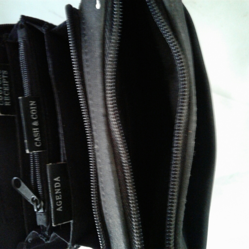Simple Black Purse - Picture 3 of 6